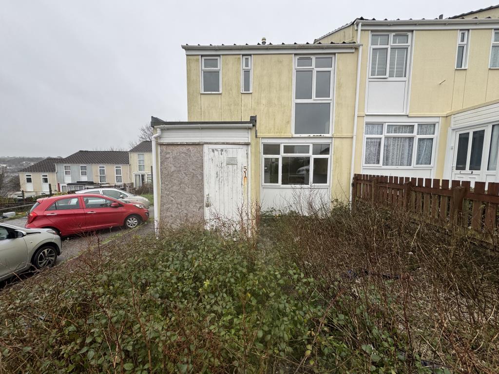 Lot: 162 - END-TERRACE HOUSE FOR IMPROVEMENT - View of the outside of the property